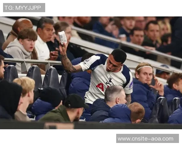 热刺6700万欧元引援失利西蒙斯表现低迷球队面临降级危机